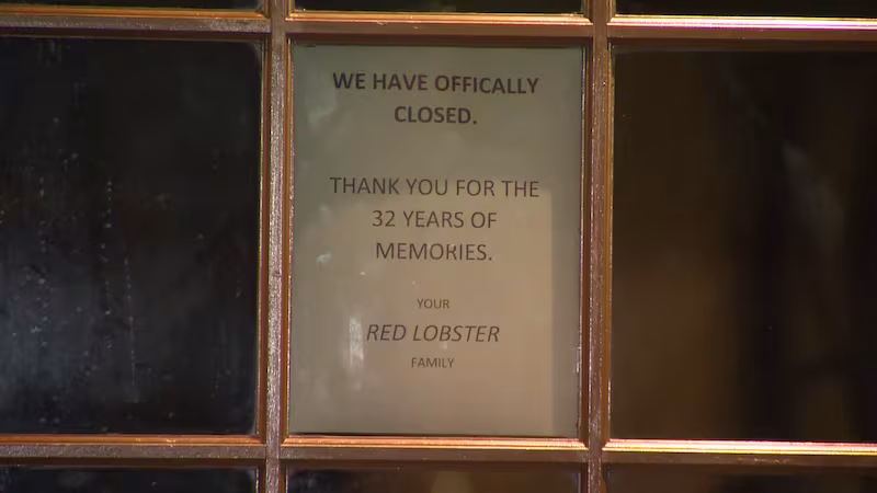 Sign posted on the door of the Red Lobster Waikiki location announces closure.